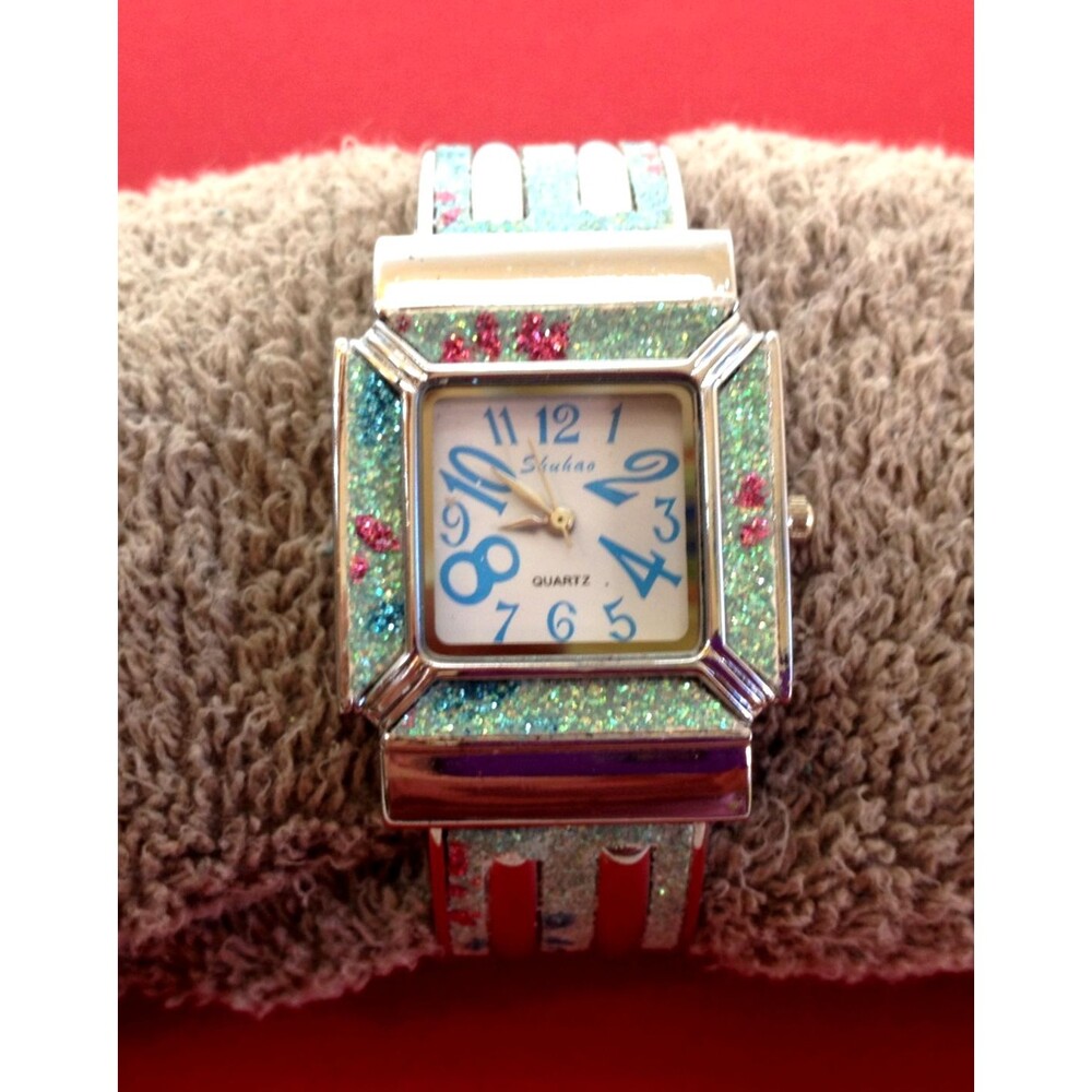 Vintage Shuhao Cuff Bracelet Watch Nice Design Diamond Glitter Keeps Good Time